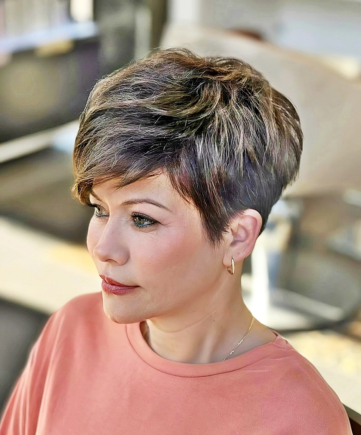 kurzhaarfrisuren ab 60 die juenger machen brauner pixie cut mit blonden strahnen fuer dickes haar cagrisaclikuafor