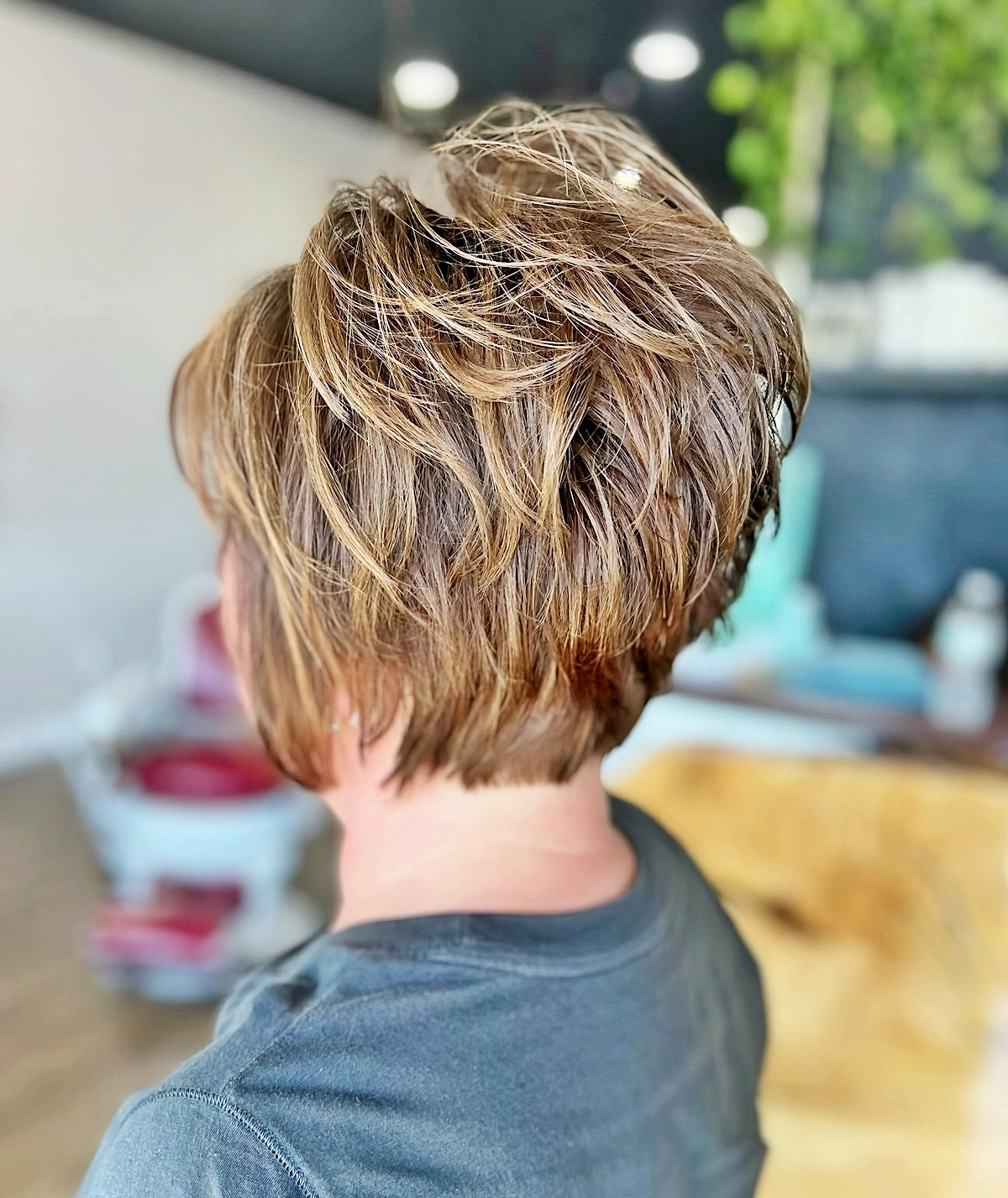 kurzhaarfrisuren ab 60 fransige frisur die kurz hinten ist braune haare mit strahnen brianbehindthechair