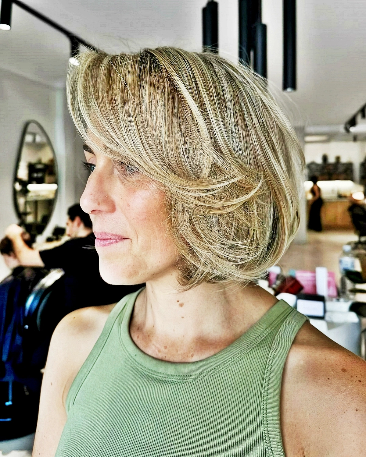 kurzhaarfrisuren frauen ab 50 stufiger bob mit voluminoesem pony bob mit highlgihtsverjungend masonjameshair