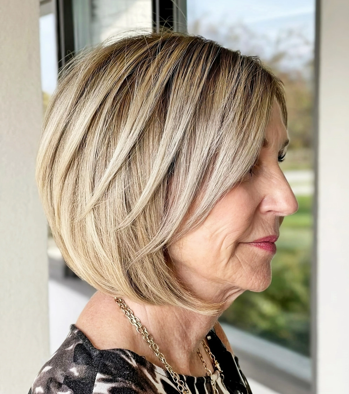 kurzhaarfrisuren frauen ab 60 stufiger blonder bob mit fransen hairbyjanetbiggers