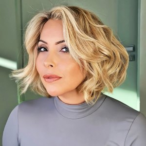 kurzhaarfrisuren fuer frauen ab 50 blonde haare texturierter bob fuer aeltere damen 2025