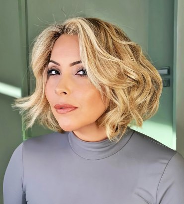 kurzhaarfrisuren fuer frauen ab 50 blonde haare texturierter bob fuer aeltere damen 2025