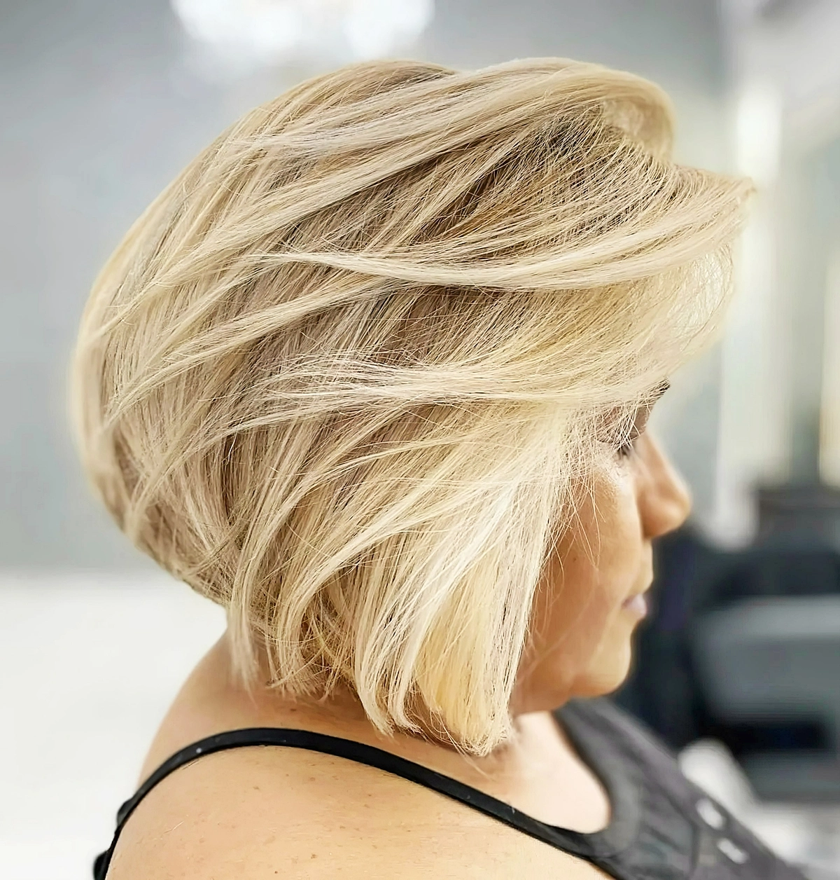 kurzhaarfrisuren fuer frauen ab 60 blonder fransiger bob mit viel volumen fuer feines haar