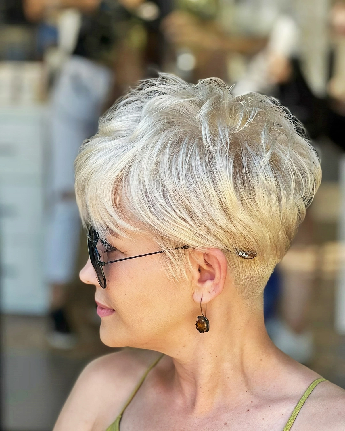 kurzhaarfrisuren fuer frauen ab 60 blonder pixie cut mit pony dame mit brille cagrisaclikuafor