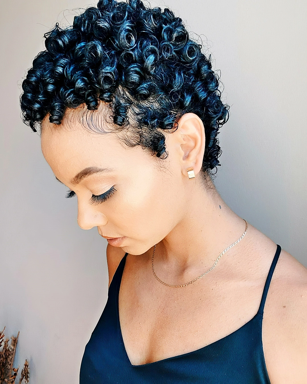 kurzhaarfrisuren mit locken afro haare zaehmen kurzer lockiger schnitt curly sivz