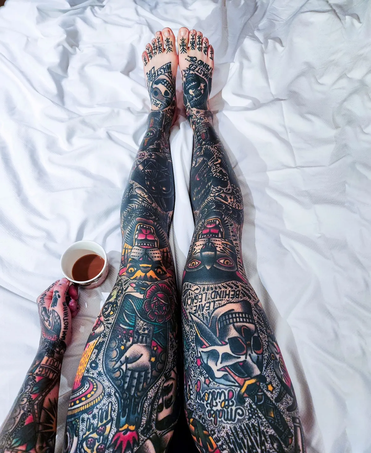 leg sleeve tattoos an beiden beinen farbige motive