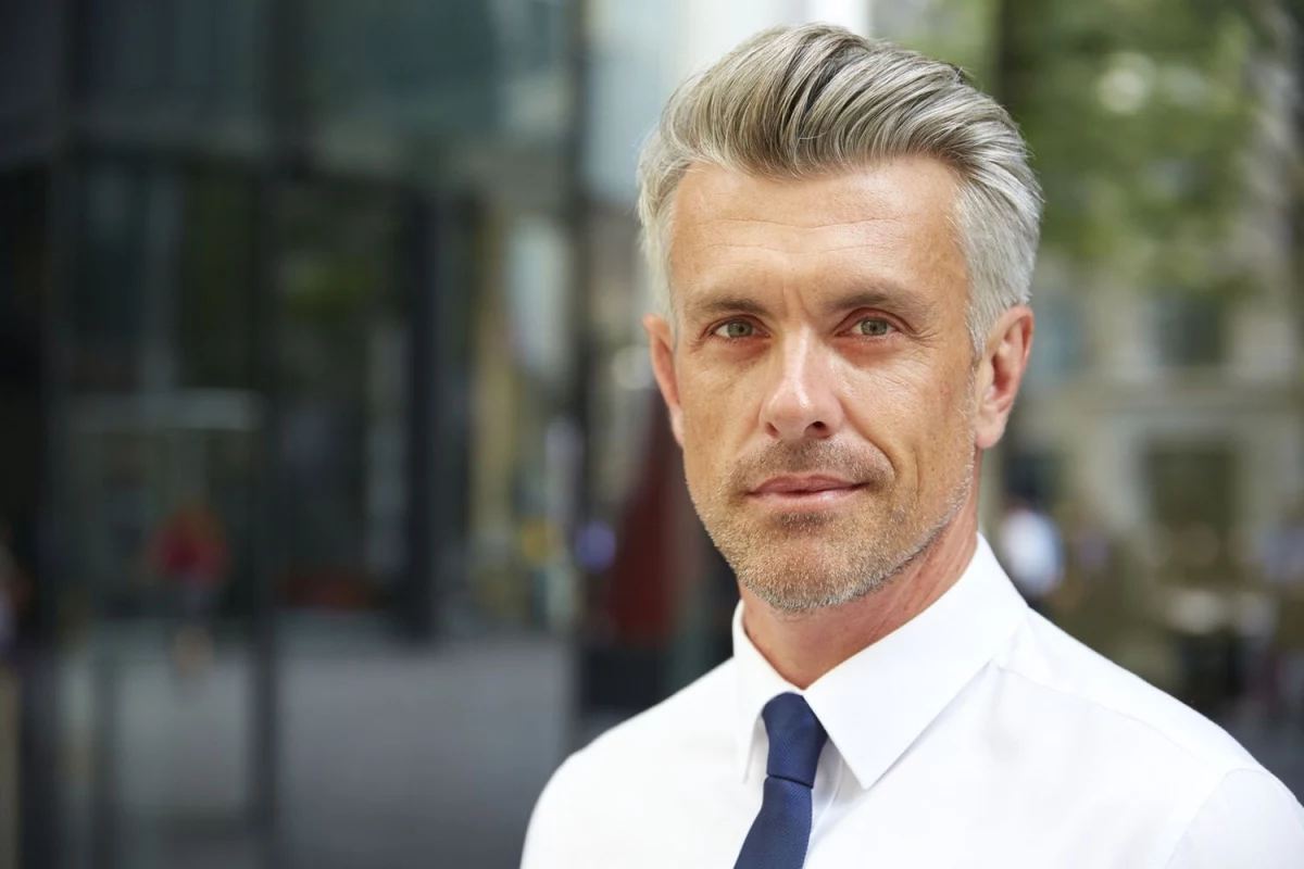 mann ueber 50 mit pompadour kurzhaarfrisur und grauen haaren