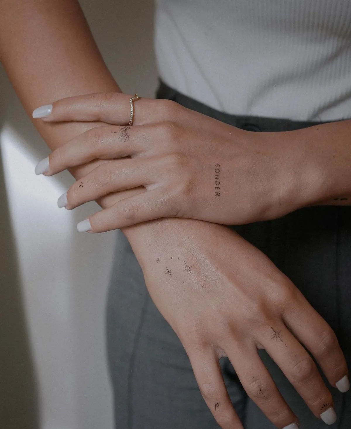 minimalistische tattoos an händen schridtzug kleine sterne