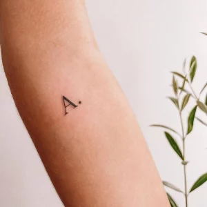 minimalistische tattoos mit buchstaben 2024 trends