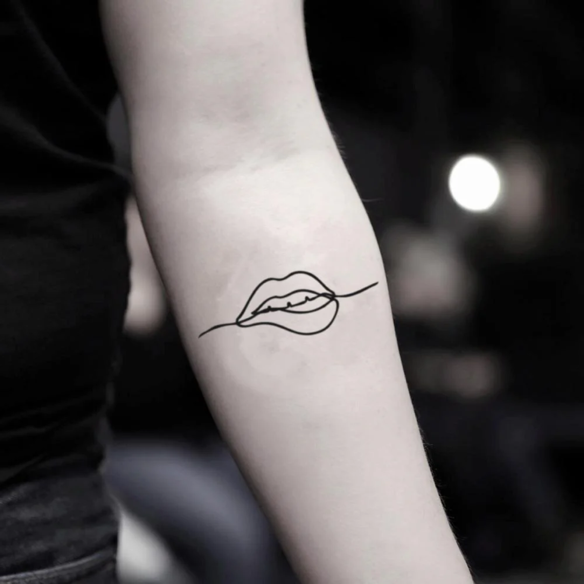 minimalistisches one line tattoo mit lippen