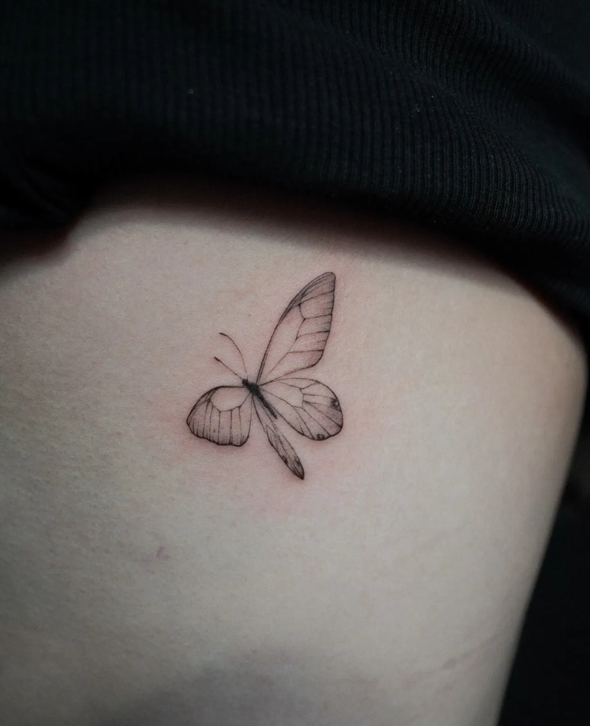 minimalistisches schmetterling tattoo zartes design