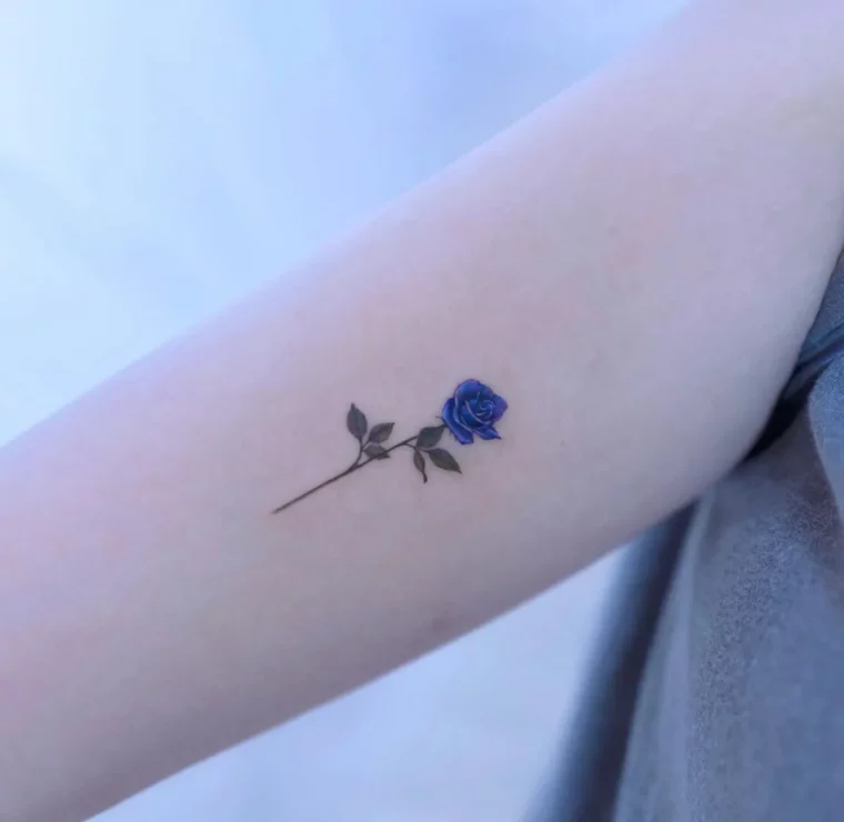 minimalistisches tattoo am oberarm blaue rose
