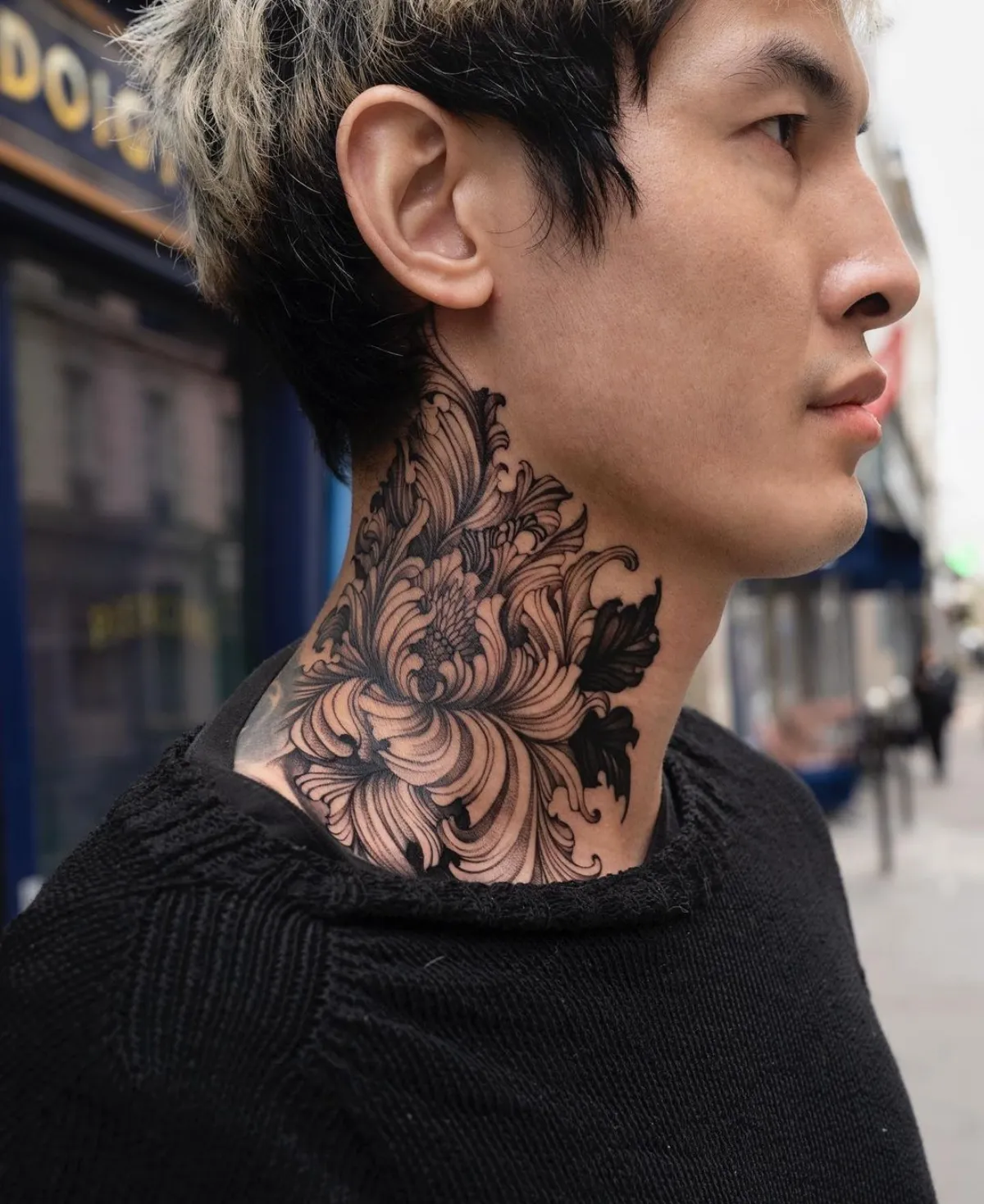 nacken tattoos für männer blumen motiv am hals