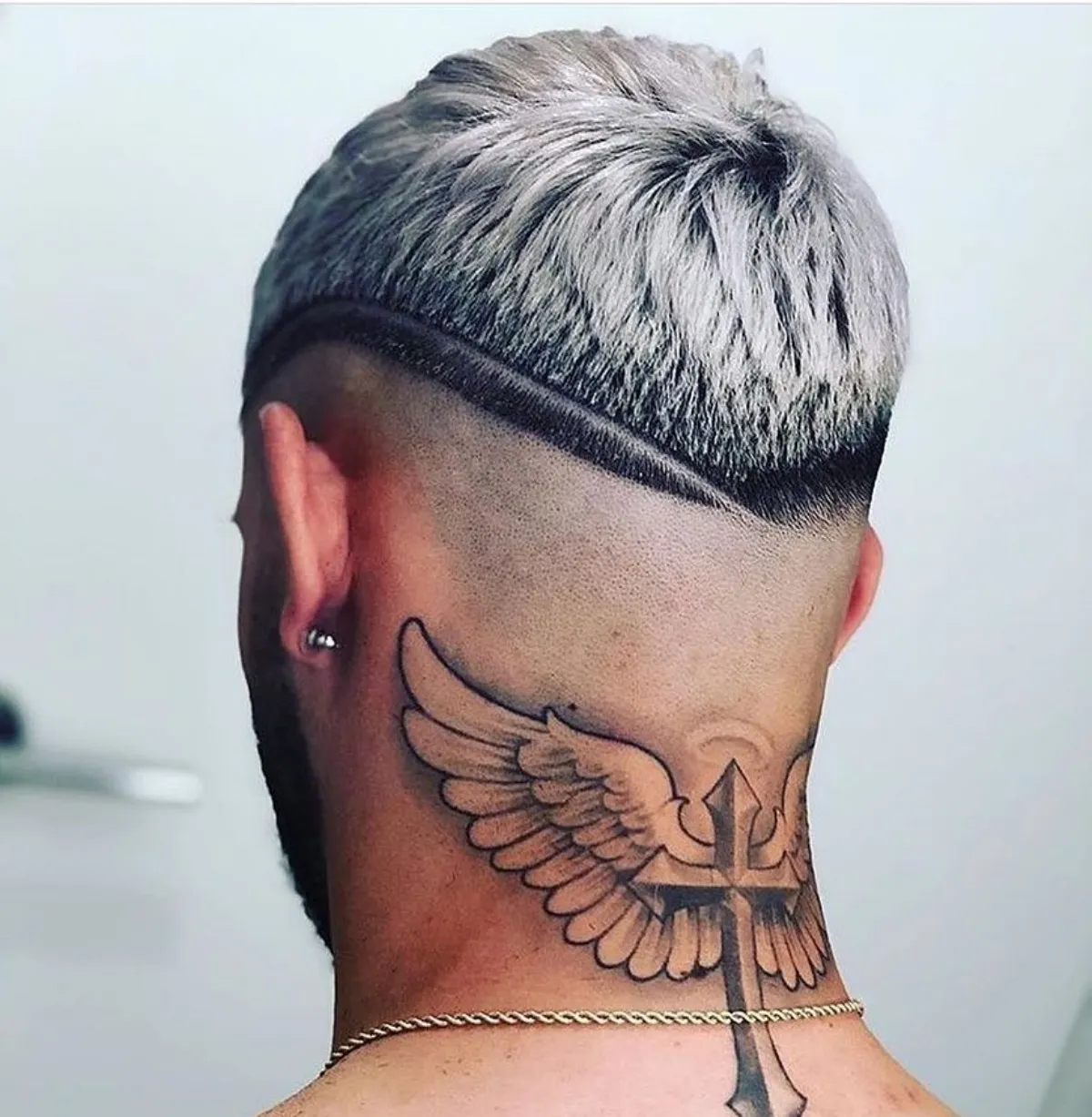 nacken tattoos für männer krezt mit flügeln