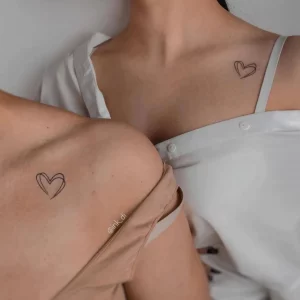 paar tattoos ideen zwei identhische herzen am schulter