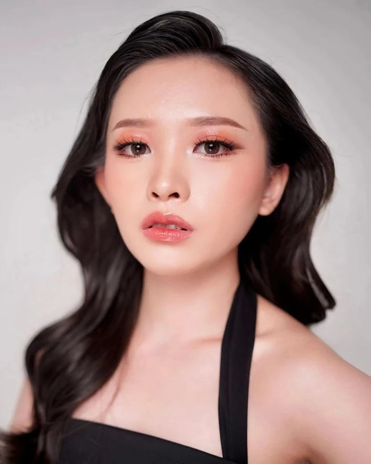 perfektes korean make up grosse augen schminke in pfirsisch farben suri makeupartist