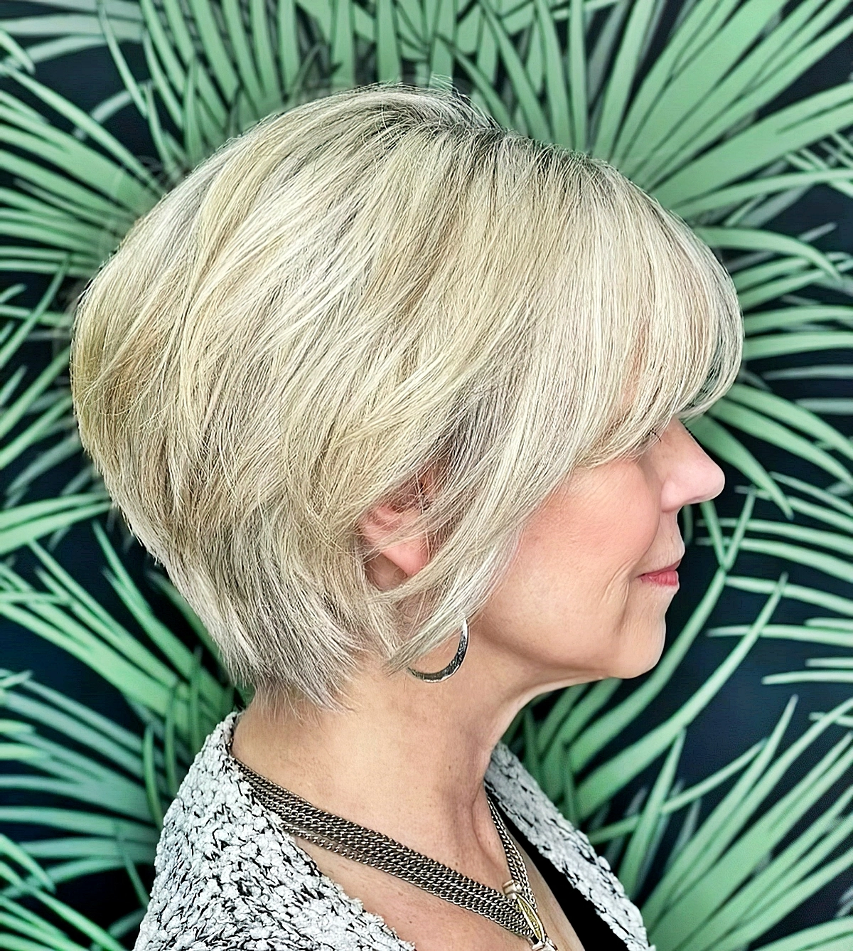 pflegeleichte kurzhaarfrisuren fuer frauen ab 50 gestufter blonder bob mit pony designsbydannye