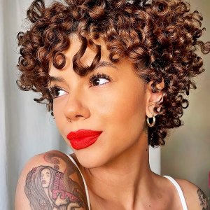 pixie cut mit locken lochige kurze haare frau mit rotem lippenstuft katrisharose