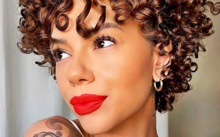 pixie cut mit locken lochige kurze haare frau mit rotem lippenstuft katrisharose