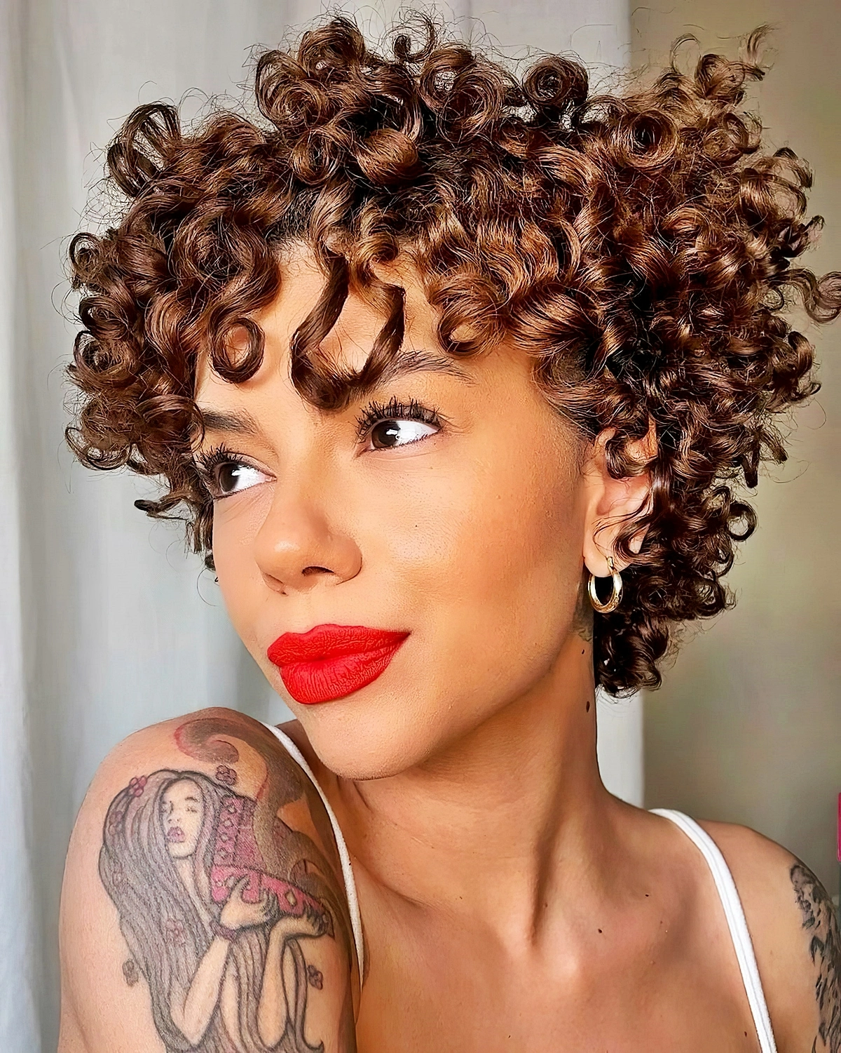 pixie cut mit locken lochige kurze haare frau mit rotem lippenstuft katrisharose