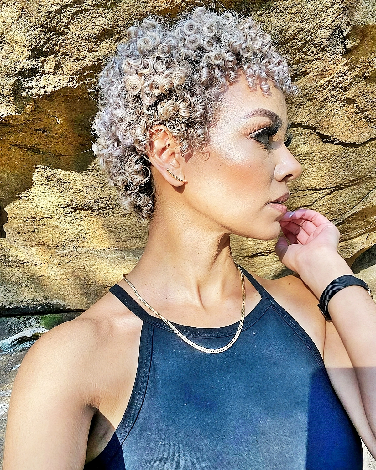 pixie cut mit locken platinblonde kurze haare damenfrisuren 2024 curly sivz3