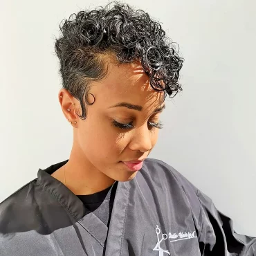 pxie cut mit locken und pony kurze schwarze haare trendige frisurenideen adihairdesigner