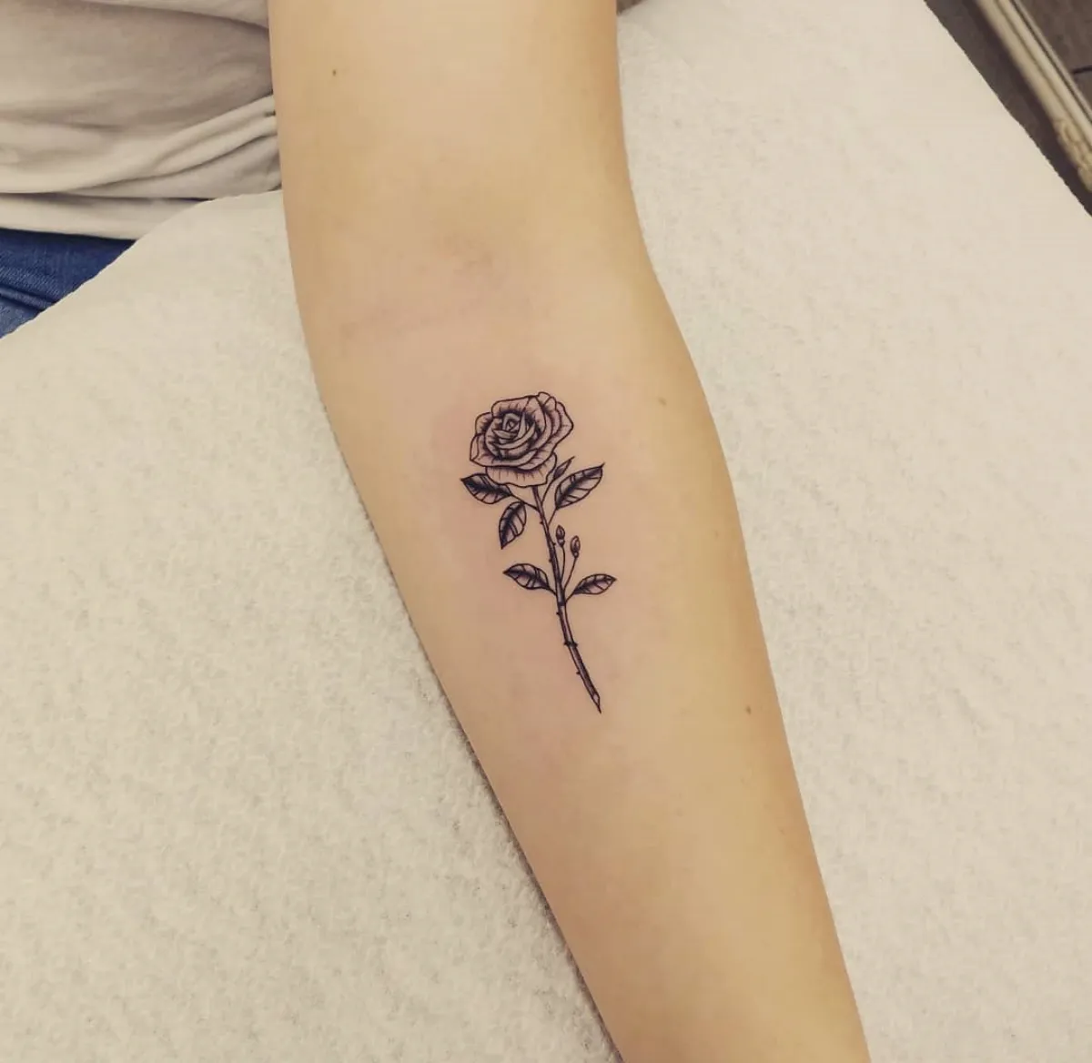 realistisches tattoo design kleine rose am unterarm