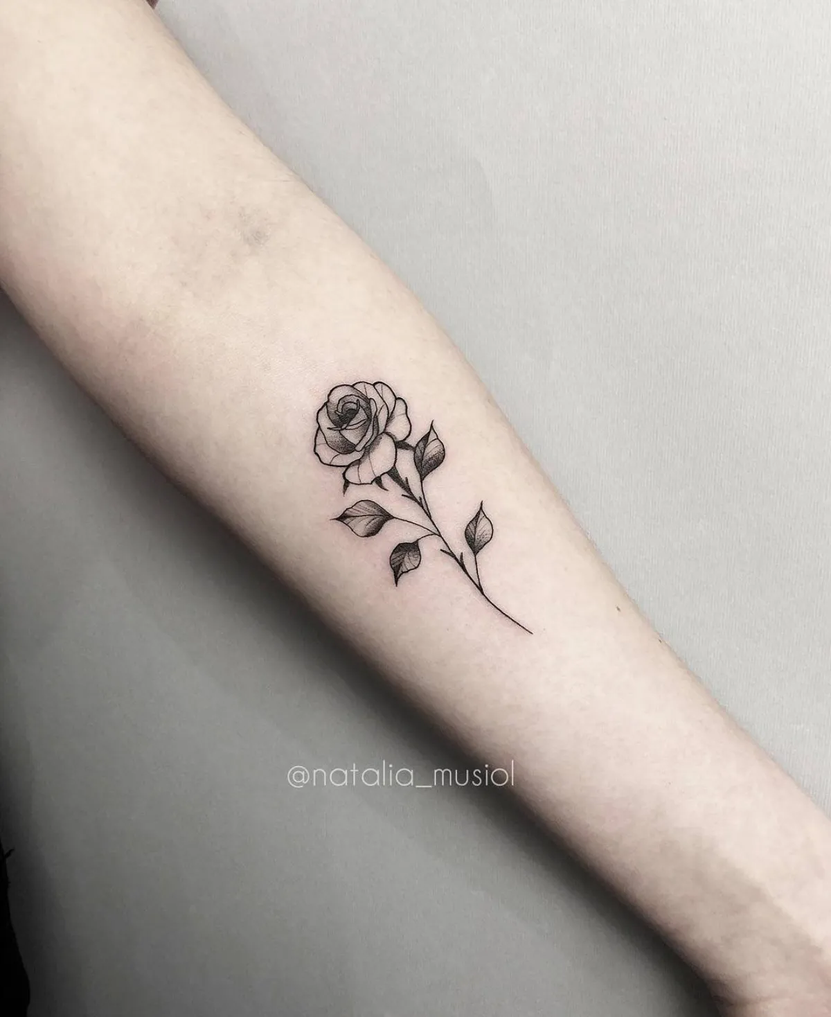 rosen tattoo am unterarm kleine blume realistisches design