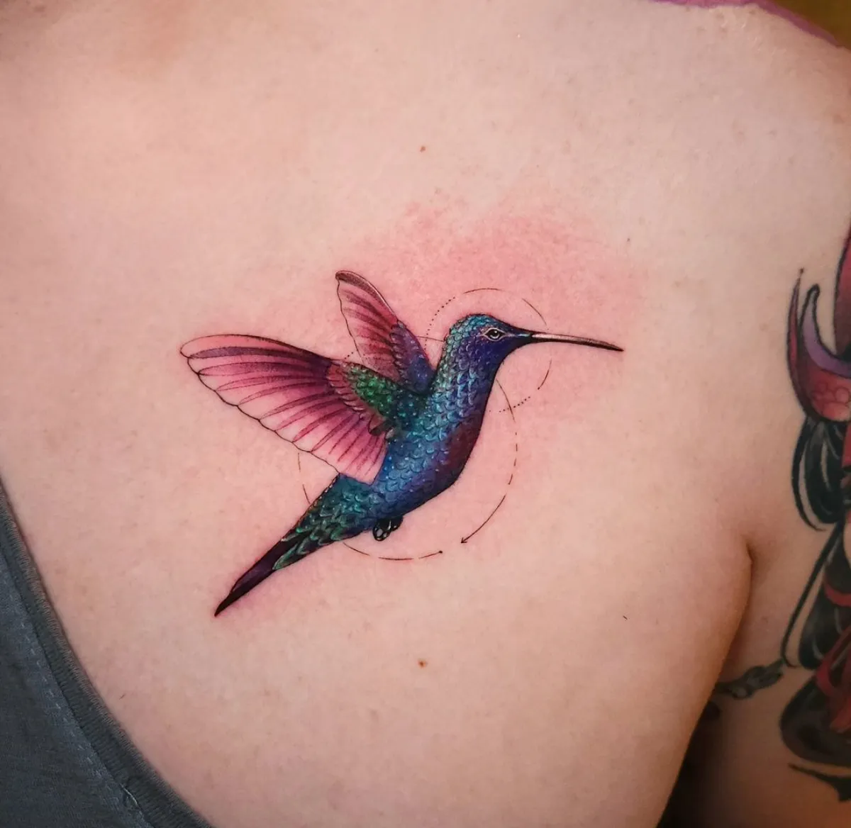 rücken tattoo frauen kolibri als tattoo motiv farbig