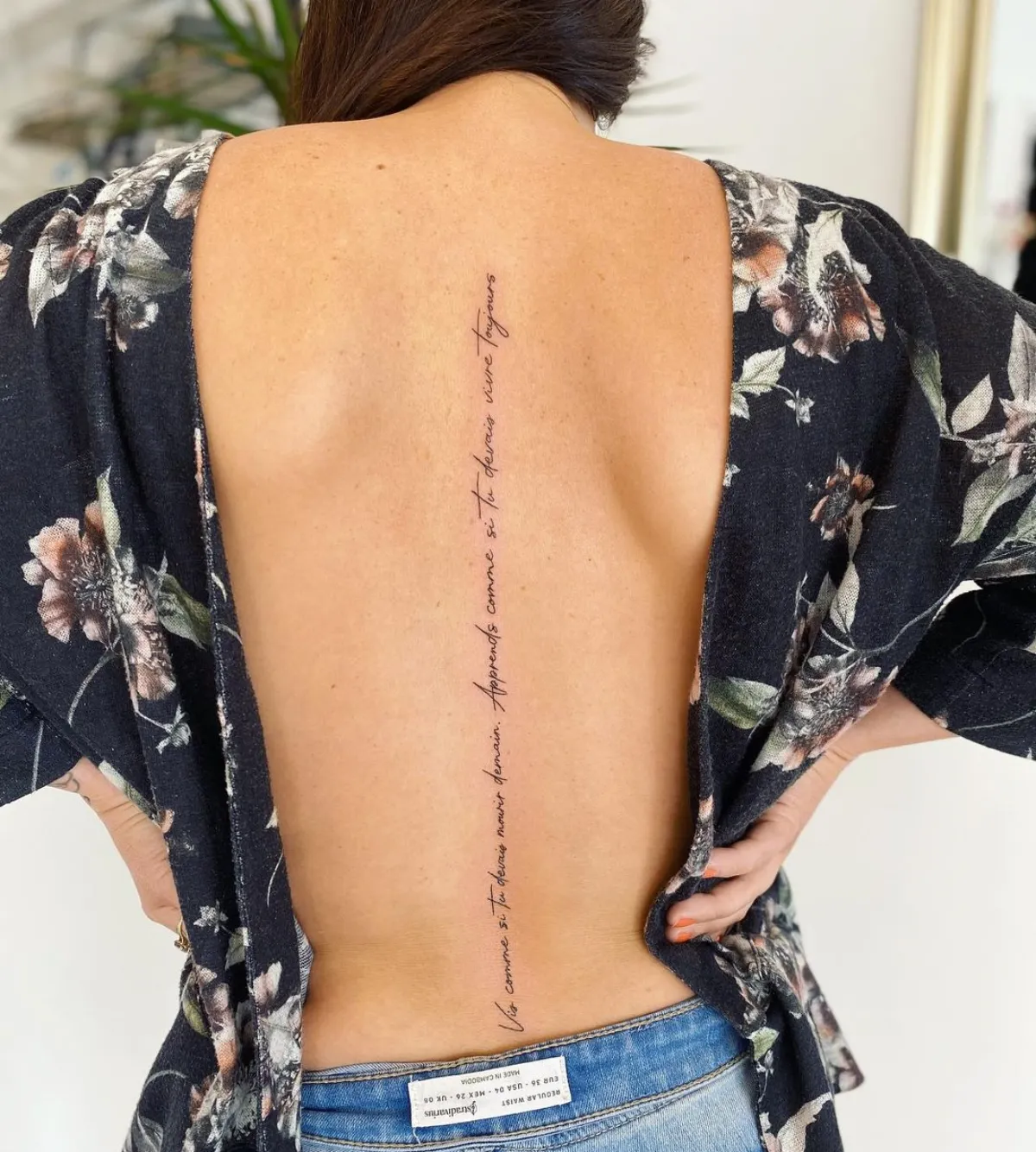 rücken tattoo schriftzug längst motiv für frauen