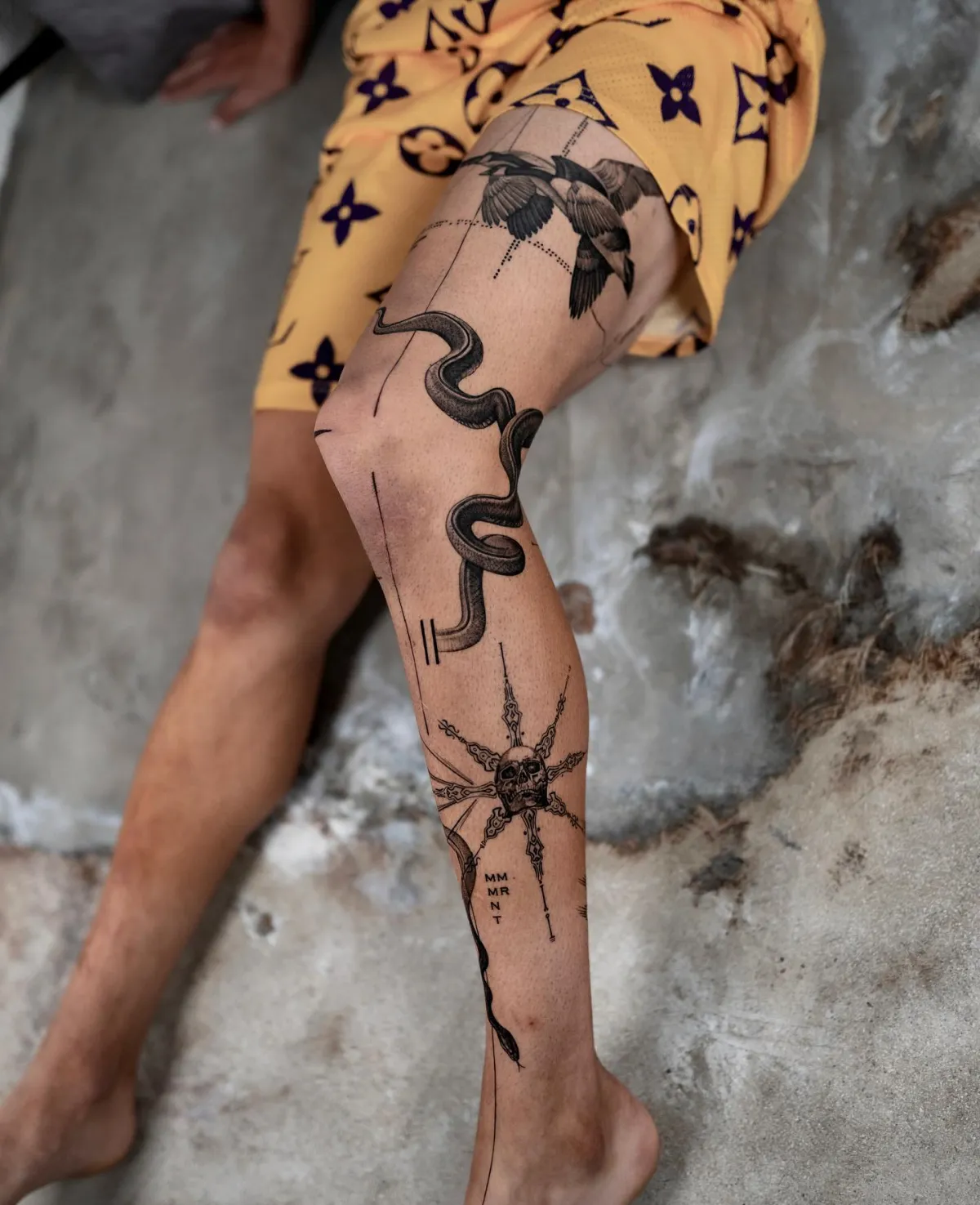 schlange tattoo schädel vögel am oberschenkel