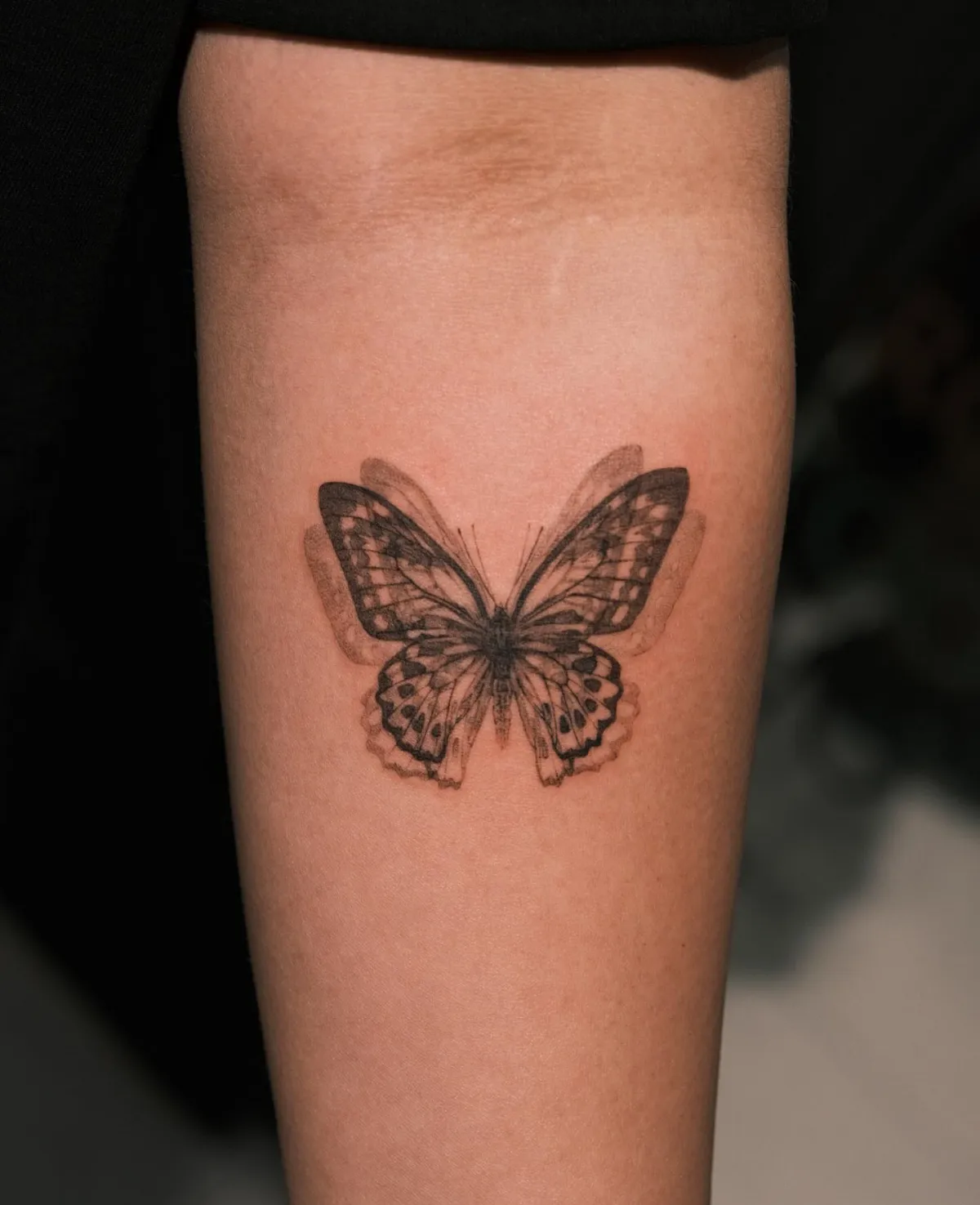 schmetterling tattoo am unterarm bewegung effekt flügel