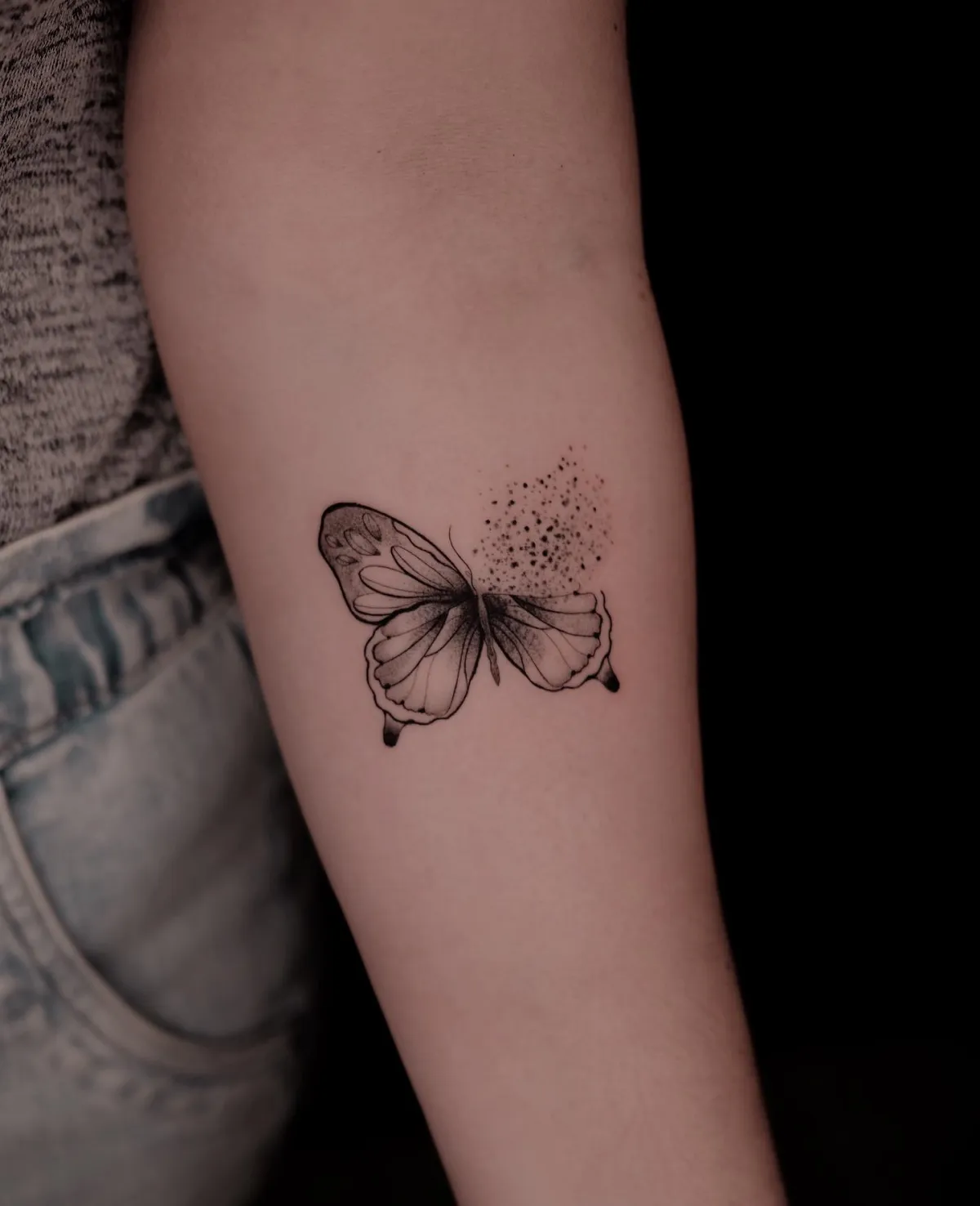 schmetterling tattoo am unterarm ohne ein flügel