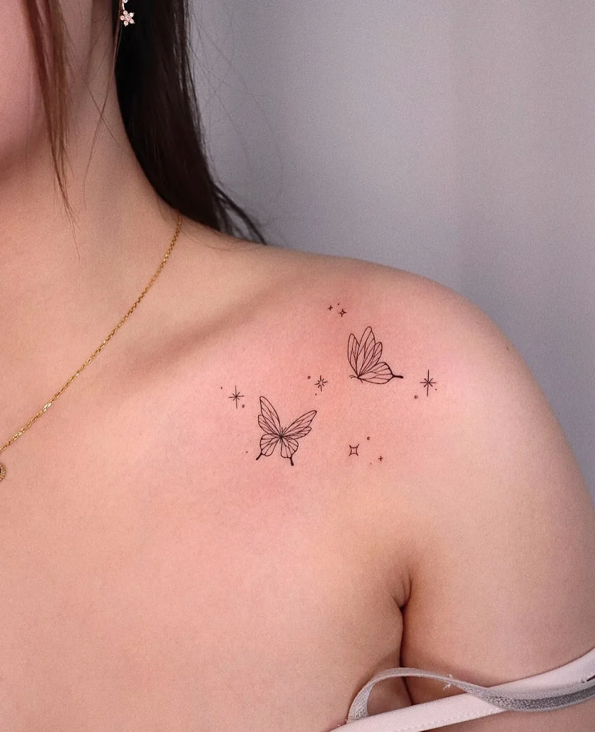 schulter tattoo frau zwei schmetterlinge kleine sterne