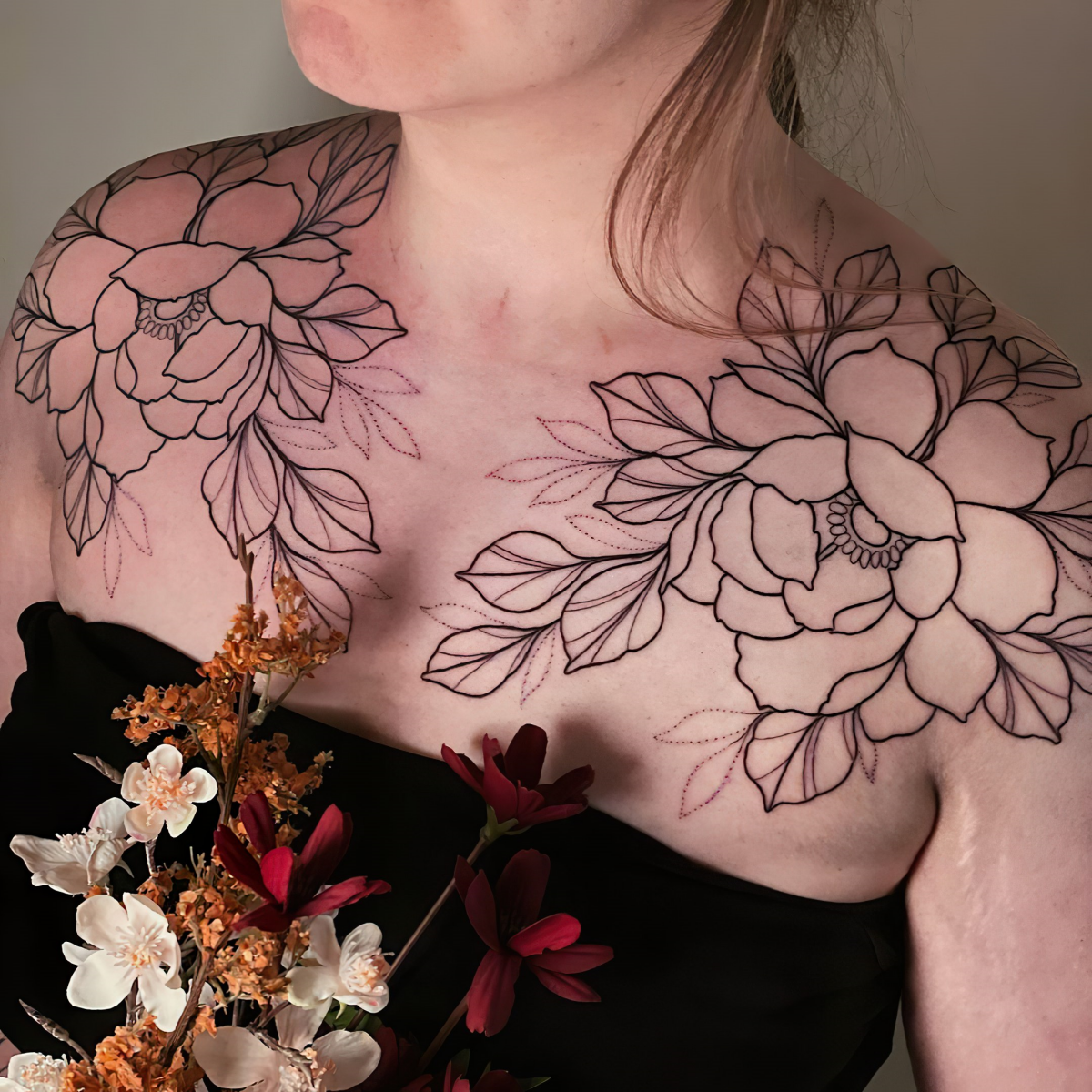 schulter tattoo ideen mit floralen motiven 2024