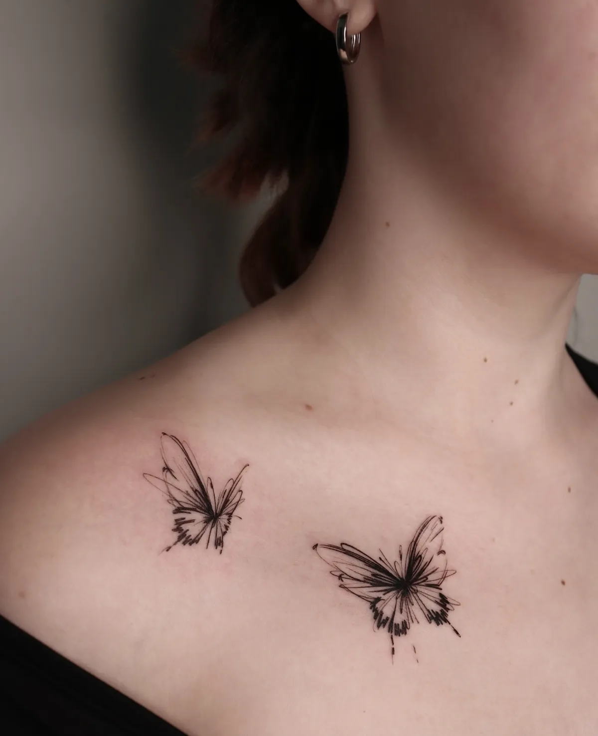 schulter tattoo zwei schmetterlinge fliegen frauen motiv