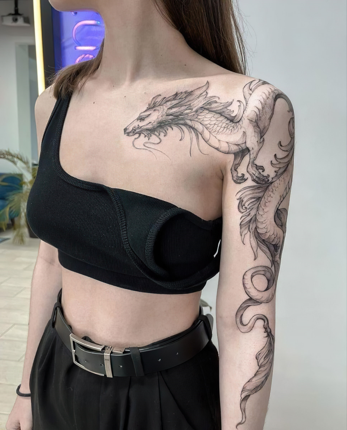 schulter tattoos fuer frauen mit dragon motiven