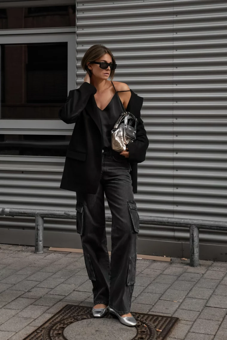 schwarze jeans die im 2024 im trend liegen