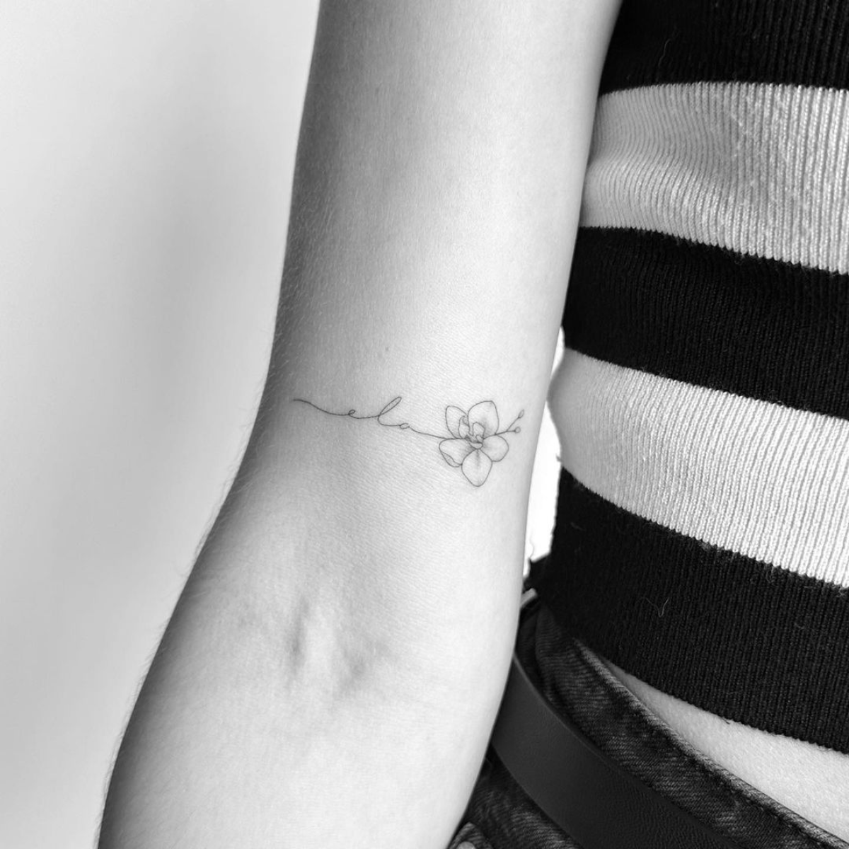 sehr kleines one line tattoo