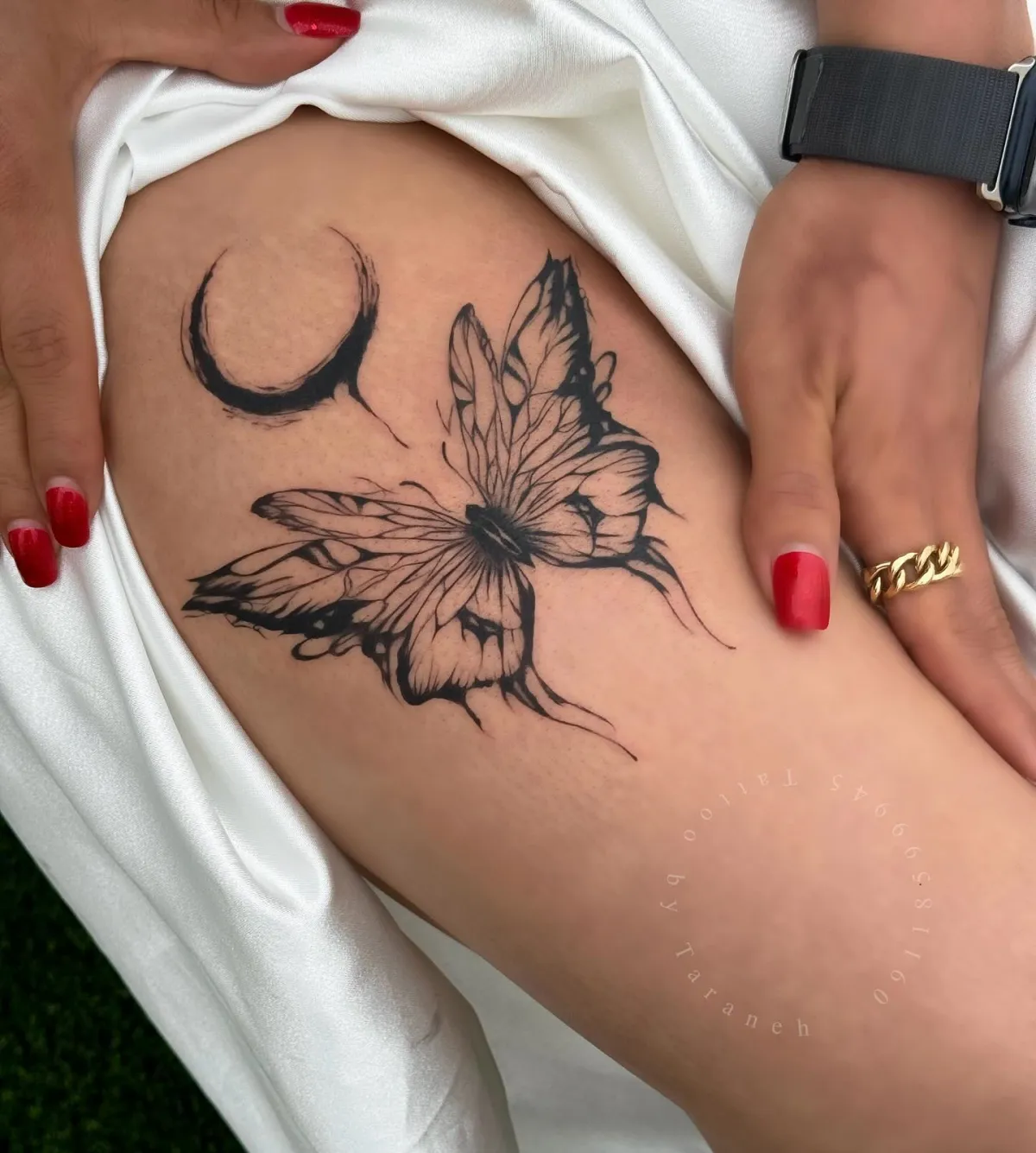 tattoo am oberschenkel großer schmetterling mit halbmond