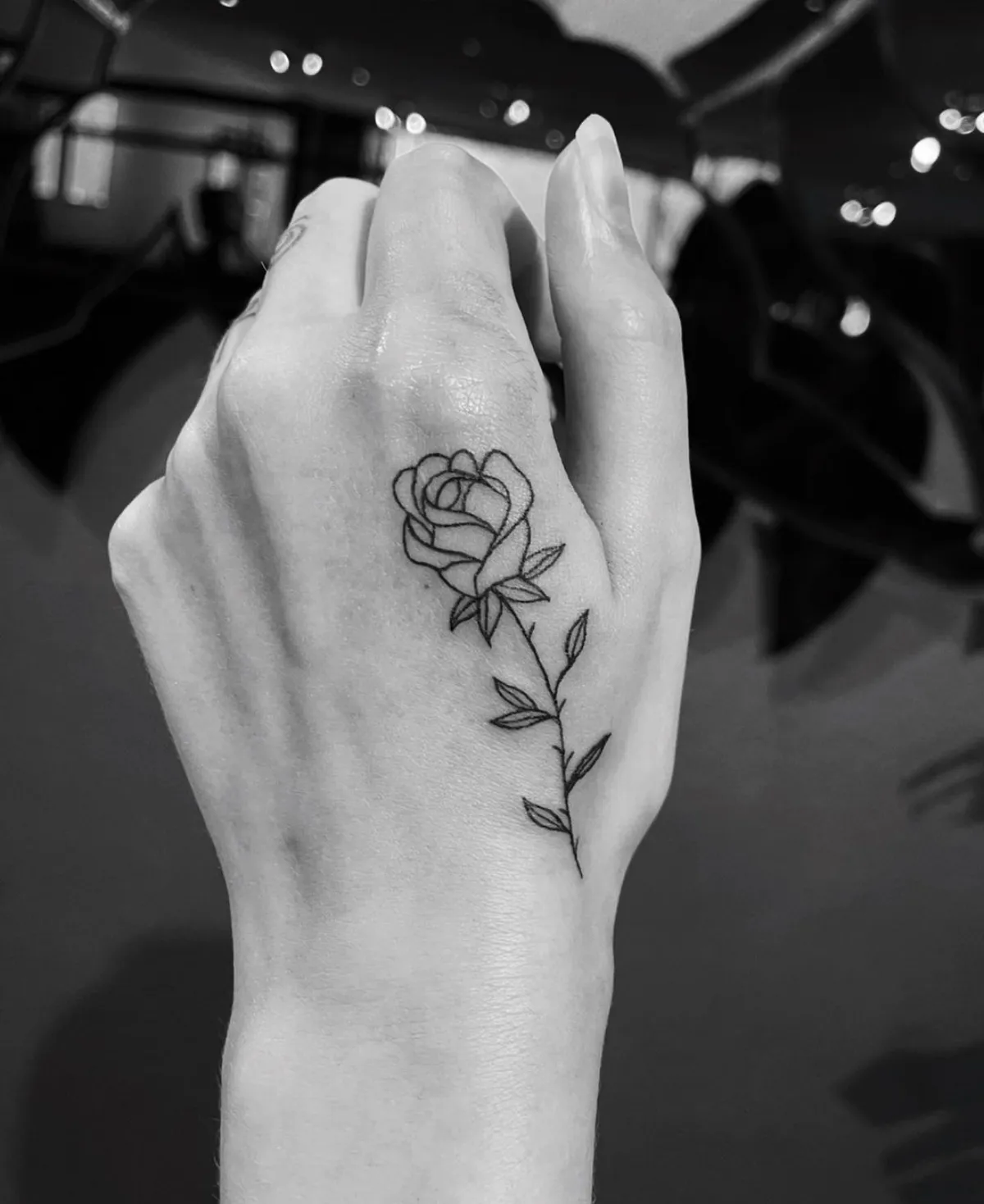 tattoo an der hand rose realistisches design