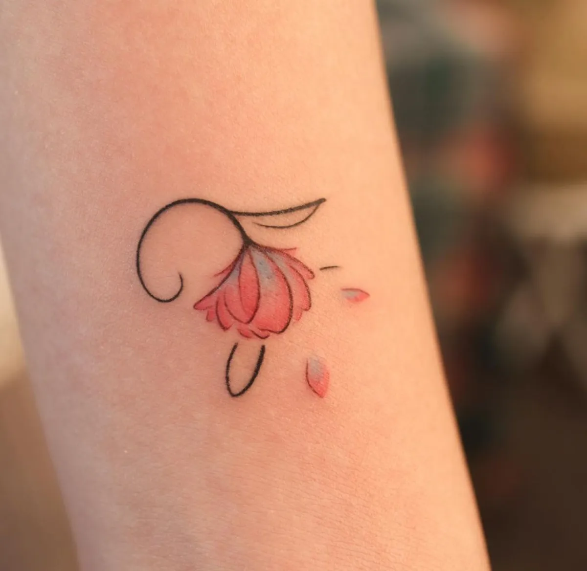 tattoo buchstabe mit roter rose am arm