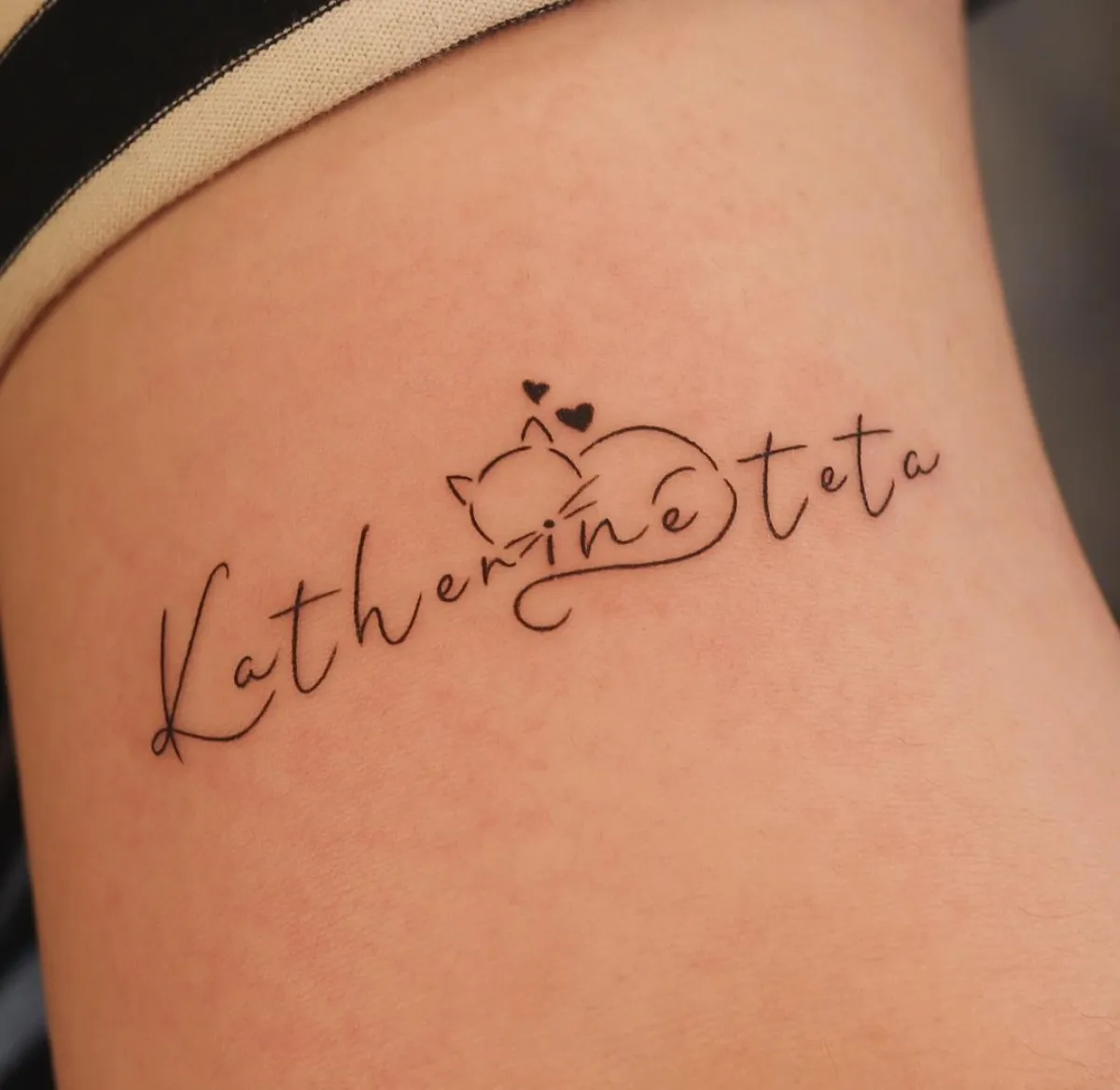 tattoo mit namen katze mit zwei kleinen herzen