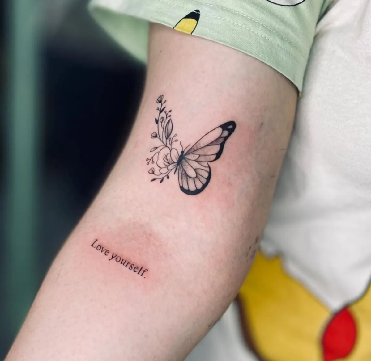 tattoo schmetterling mit spruch zur inspiration love yourself
