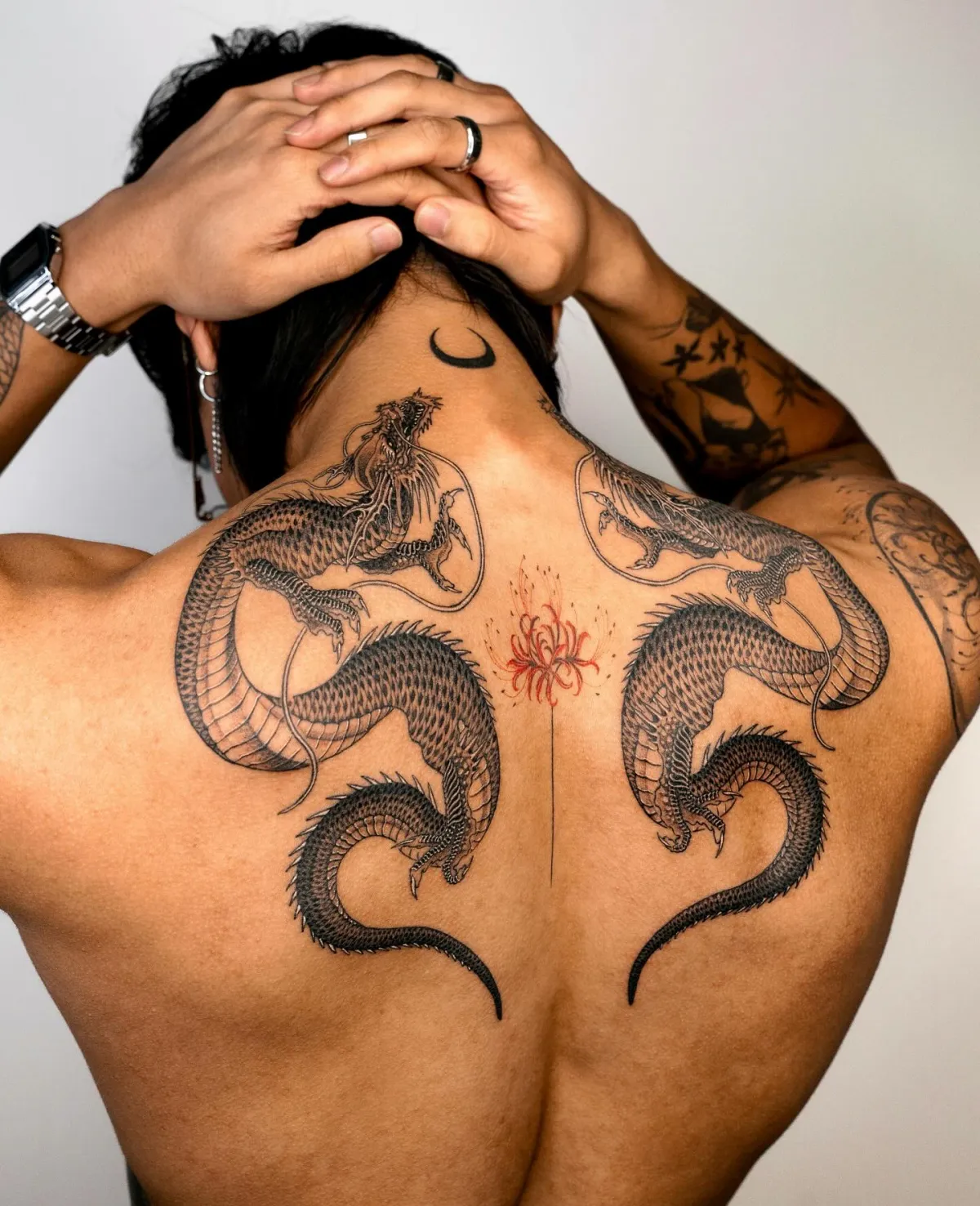 tattoos am rücken zwei drachen und halbmond