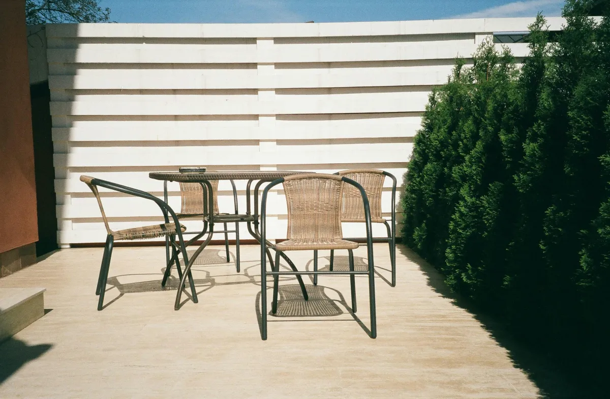 terrassenplatten effektiv pflegen reinigung unkrautvernichtung