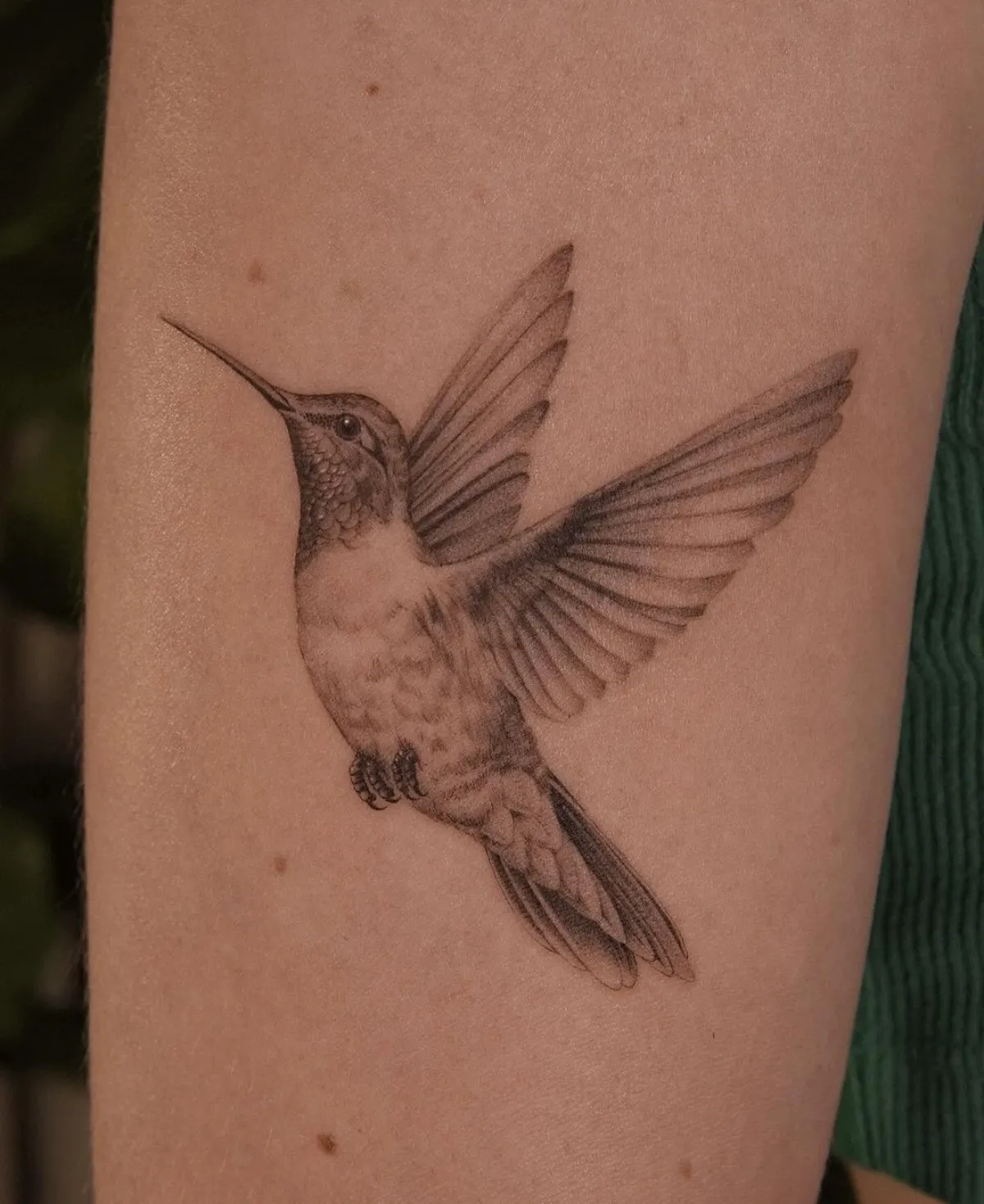 vogel tattoo am arm motiv für frauen