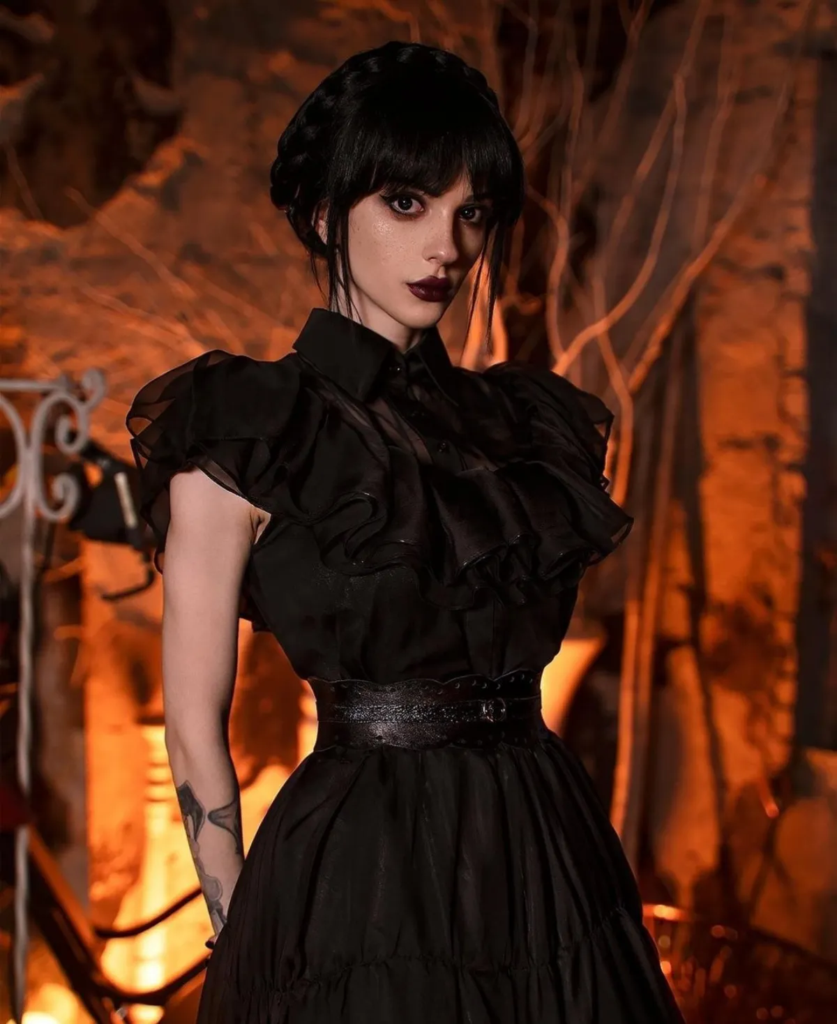 wednesday addams kostüm für halloween schwarzes kleid mit kurzen ärmeln