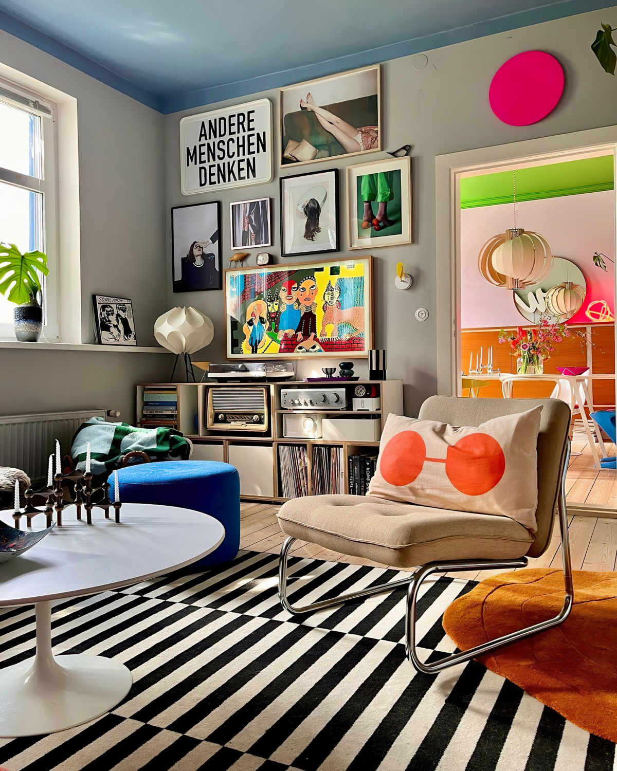 wohnzimmer mit kunst und bunten farben einrichten