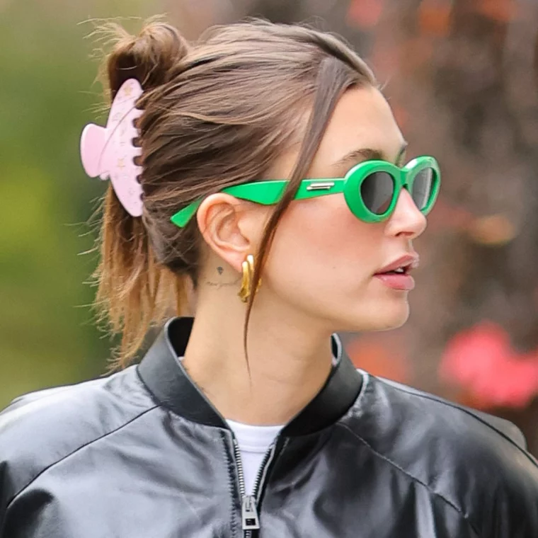 bella hadid mit grüner sonnenbrille und rosa haarklammer.jfif